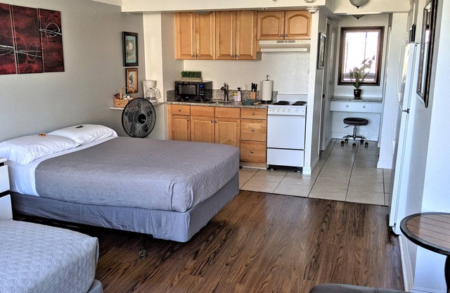 Renovated adjoining studio rooms for up to six guests in Waikiki