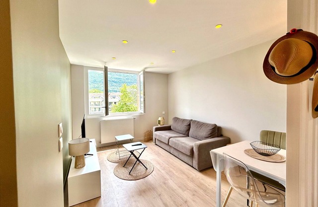 Renovated apartment near lake with parking