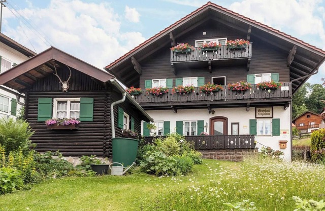 Renovated Apartment "Ferienwohnung - Hexi" with Mountain View, Private Terrace & Wi-Fi