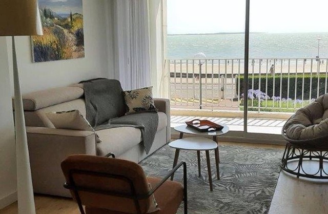 Renovated apartment 85m2, terrace, parking, beachfront