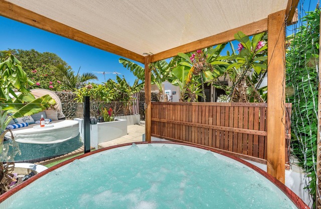 Renovated Beach Villa with Heated Spa & Resort Style Garden only 400m the beach