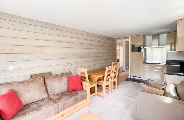 Renovated & Bright Apartment · Near Slopes · Sleeps 9 · Balcony · 2 Baths