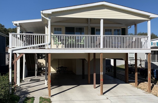 Renovated Bungalow less than 1 minute walk to the beach!