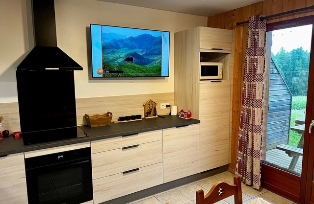 Renovated chalet for 6, Smart TV, WiFi, parking, pets allowed