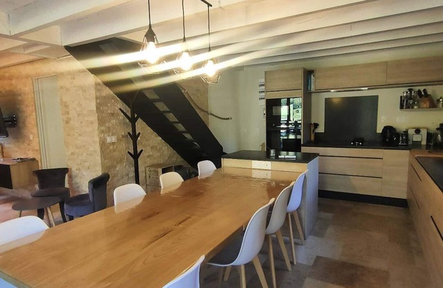 Renovated chalet, 4 bedrooms, quiet area, parking