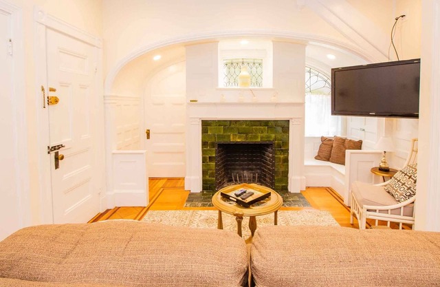 Renovated,Chic 1 bed,sleeps 4,steps to transit