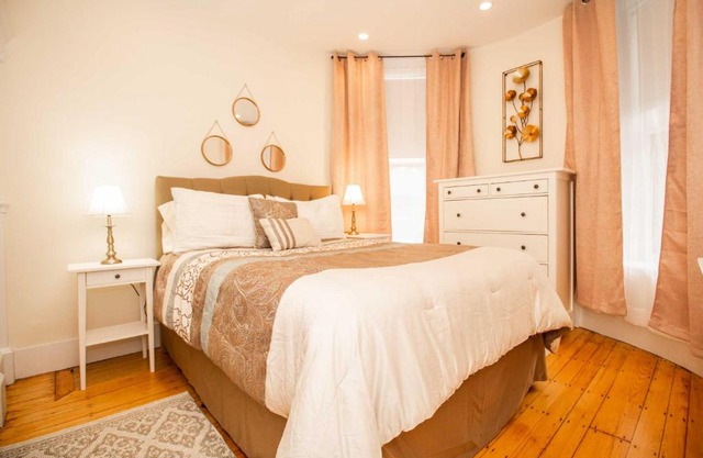 Renovated, Chic, one bed, Sleeps 4,Steps to Transit