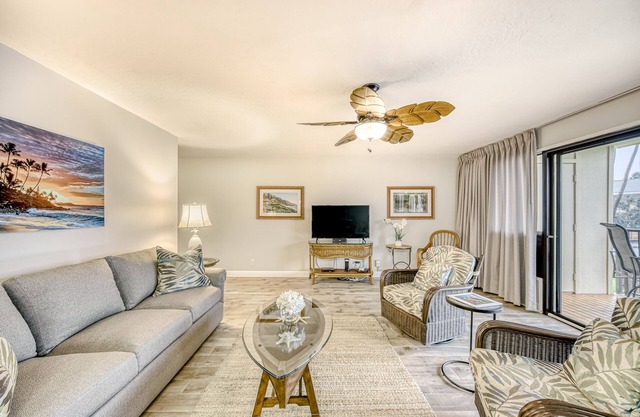 Renovated Condo in an Oceanfront Complex with AC, Lanai, and Pool/Hot Tub Access