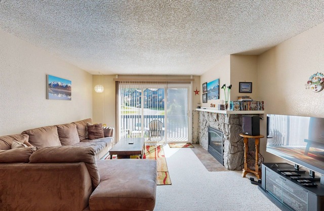 Renovated condo with mountain views, access to hiking & skiing