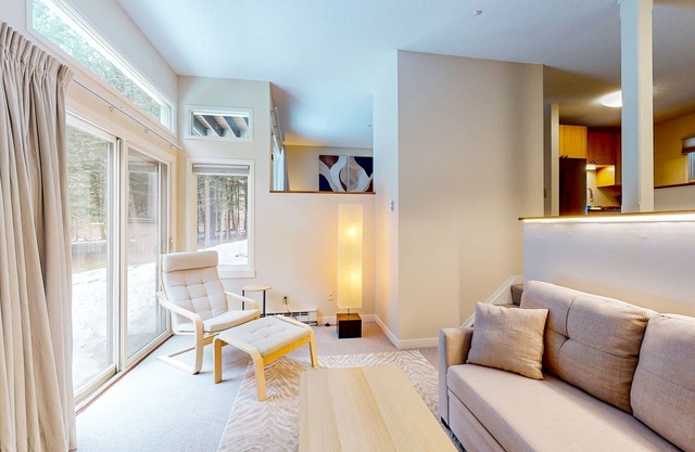 Renovated condo with fireplace, pool, tennis & sauna - near Sugarbush