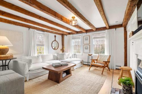 Renovated Cozy Cabin 5 Min to Beach