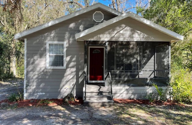 Renovated cozy cottage, pet friendly, close to Springs, sleeps 8