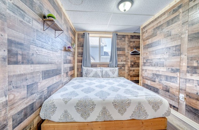 Renovated Dog Friendly Room w Hot Tub Leadville-B