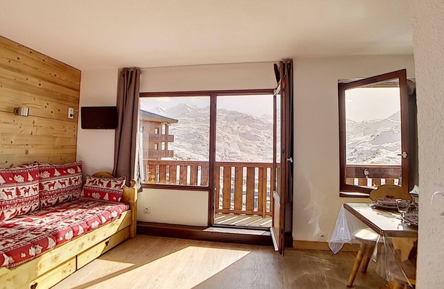 Renovated Duplex Apartment · Near Ski Slopes · South-Facing Balcony