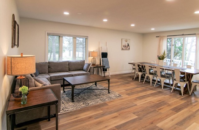 Renovated Farmhouse w/ Game Room! Sleep 6!