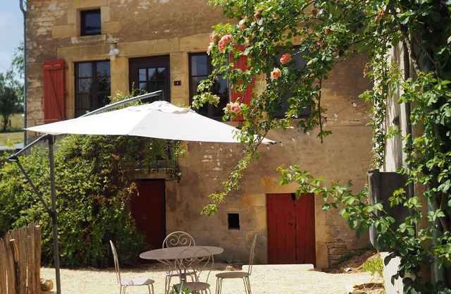 Renovated historic stone house, cozy terrace - beautiful excursion destinations