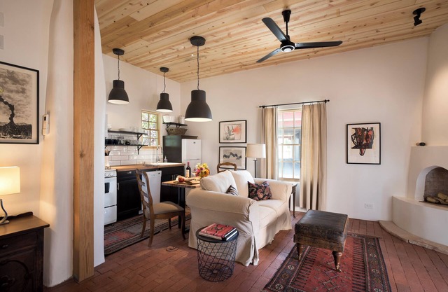 Renovated historic home, Quick walk to Plaza, Railyard District and Canyon Rd