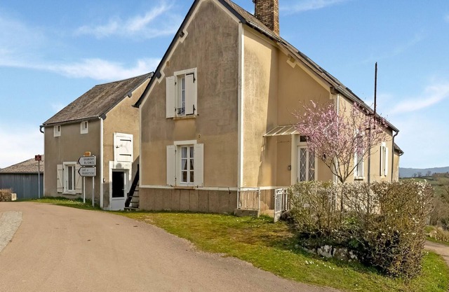 Renovated Holiday Home in Dun-sur-Grandry with Terrace