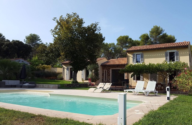 Renovated house with pool for 6