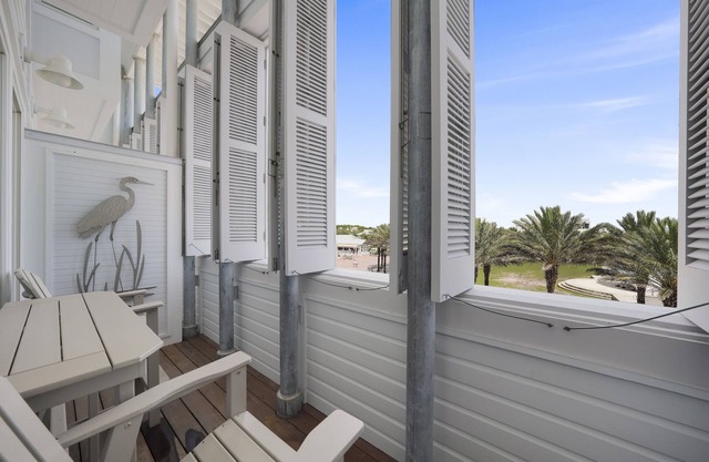 Renovated Penthouse in Seaside, Overlooking Amphitheater, Gulf Views, 2 Bikes
