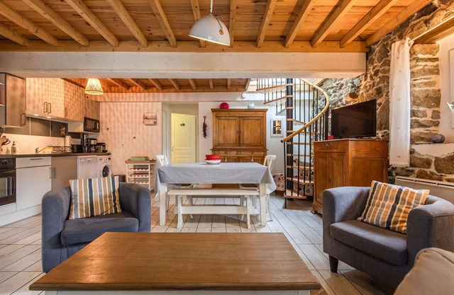 Renovated Pyrenean House with Garden - Sleeps 8 - Near Ski Resorts