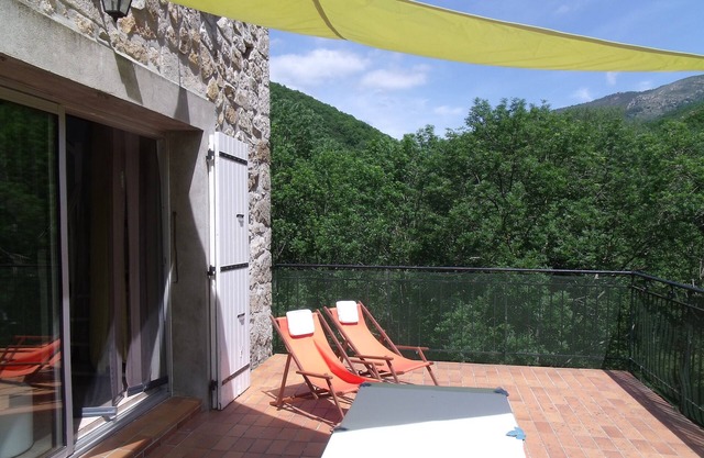 Renovated sheepfold in the heart of nature, with large terrace and private beach access to the river.