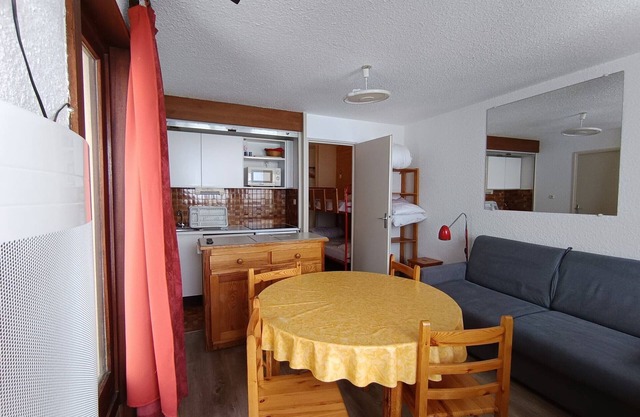 Renovated ski-in studio with parking - 4 people