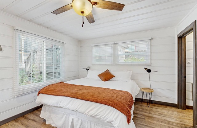 Renovated Studio w/Full Kitchen & hot tub access-Walk to Lakeside Beach