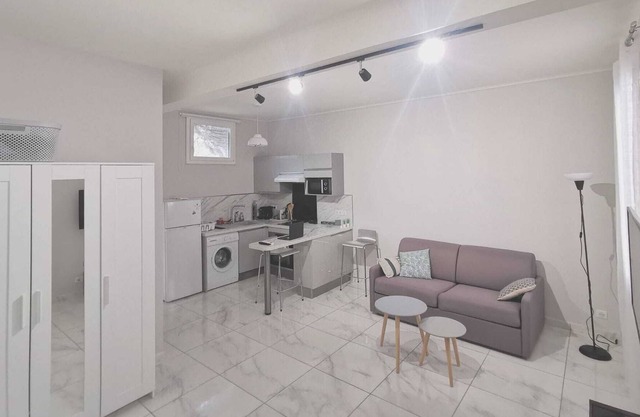 Renovated studio in the city center (15 min from the beach)