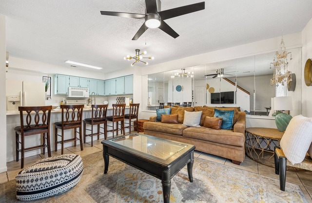 Renovated Town-home -Steps to Santa Rosa Sound 2BR , Washer/Dryer, Seasonal Pool