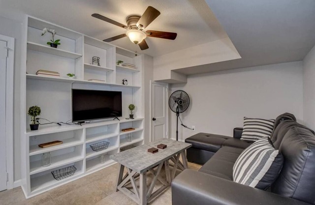 Renovated Unit Mins From Golf & Medical District