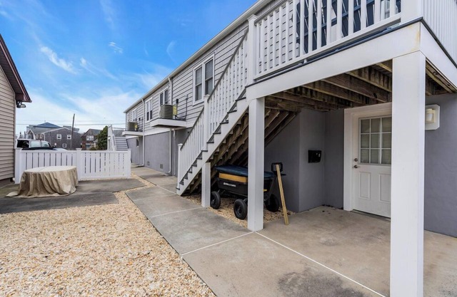 Renovated, open concept 1BR unit w/porch room, futon in LR, huge basement, 2 badges to beach!