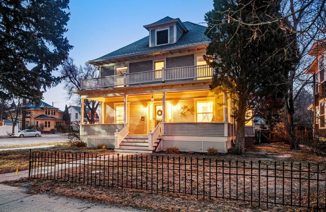 Renovated Victorian in Old North End with alfresco dining, wet bar & central AC
