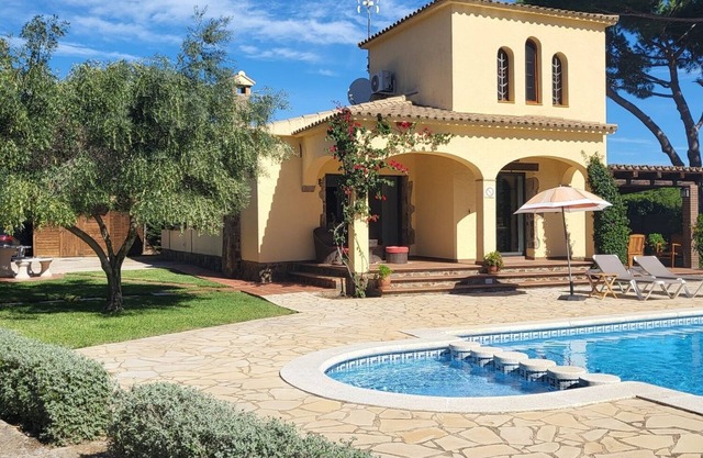 Renovated Villa, PRIVATE LARGE LEVEL GARDEN & POOL, WIFI, TV, AIRCON IN BEDROOM