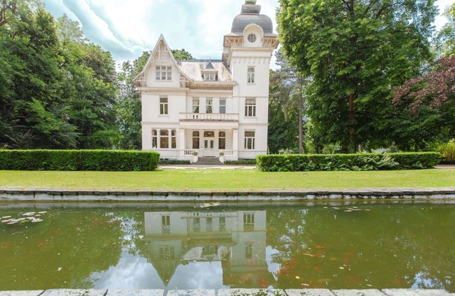 Renovated villa with jacuzzi at Genk