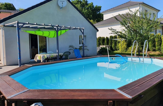 Rent 2 private rooms in house with swimming pool.