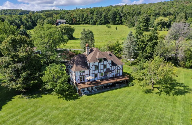 Rent an entire lake-view estate in the heart of wine country!