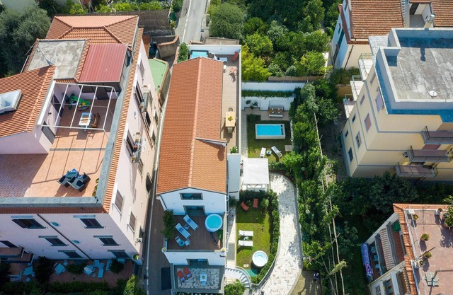 Rentals in Italy - The Ivy Villa with sea view, garden area, pool and jacuzzi