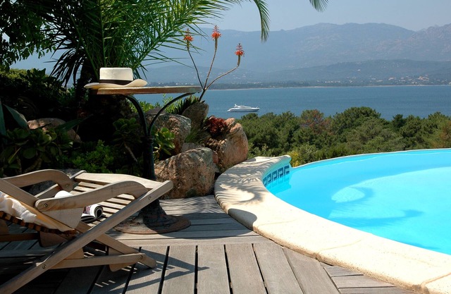 Renting mini-villa with pool, bordering the sea, magnificent panoramic view