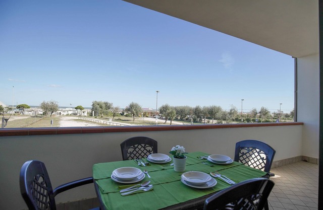 Residence in residence on the seafront with terrace with barbecue and private garden with parking space.