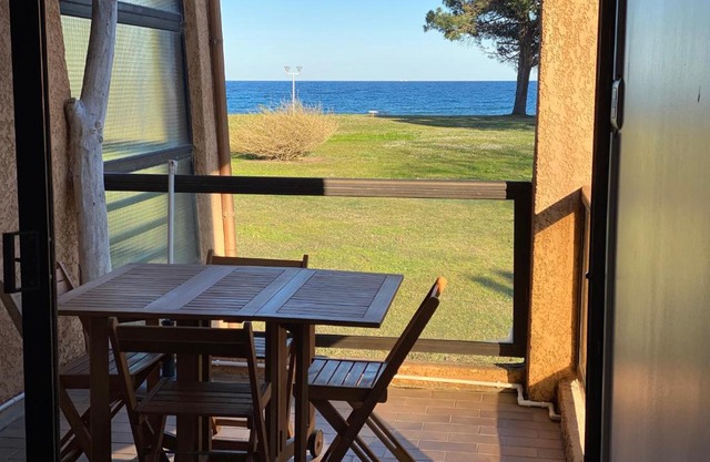 Residence Santa Lucia, studio avec piscine , vue mer et pied dans l'eau , Moriani-Plage