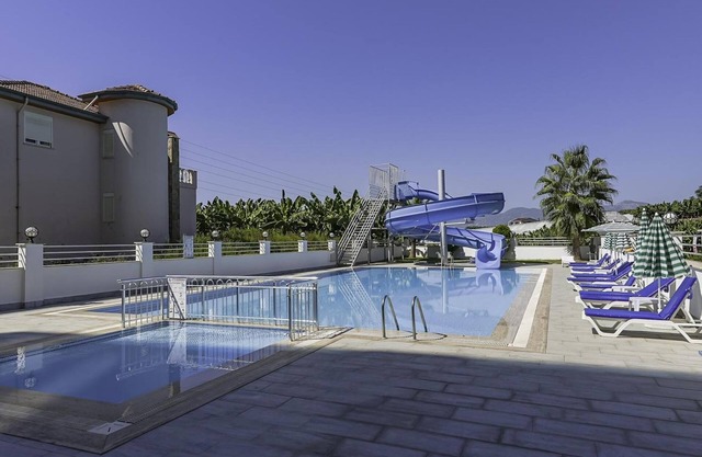 Residence w Balcony and Shared Pool 7 min to Coast