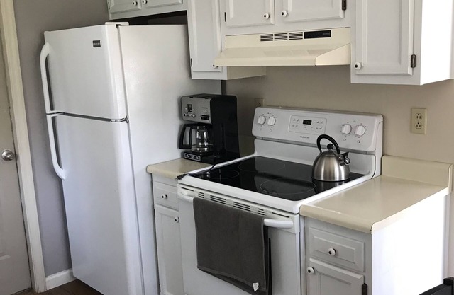 Residential home all hardwood floor, ten minutes from downtown. No pets aloud.