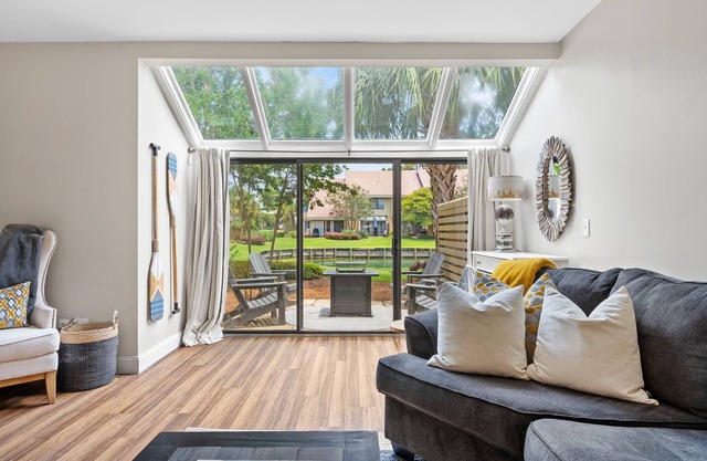 Resort Beachside 2 BR Townhome sleeps 6 + Golf Cart + Fire pit!