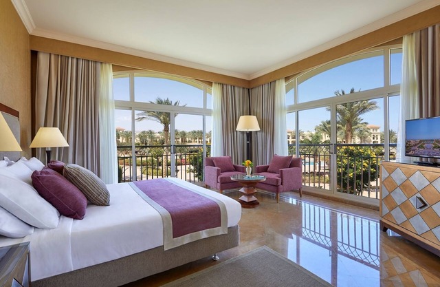 Resort Retreat w/Spa, Hot Tub, Yoga, Waterslides, Pool Games, Night Shows