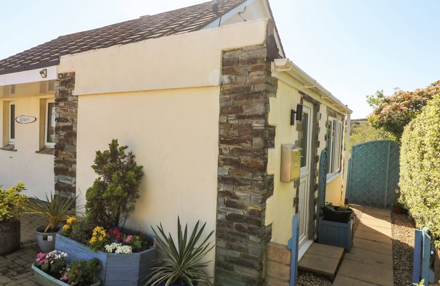 RESPRYN, country holiday cottage, with hot tub in Mevagissey