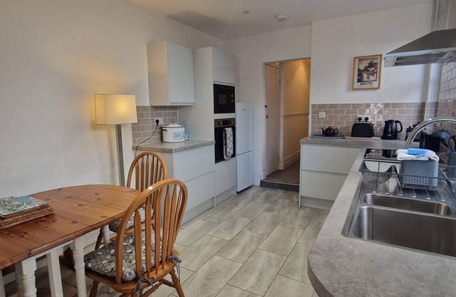 Restful Harbourside Apartment with Garden