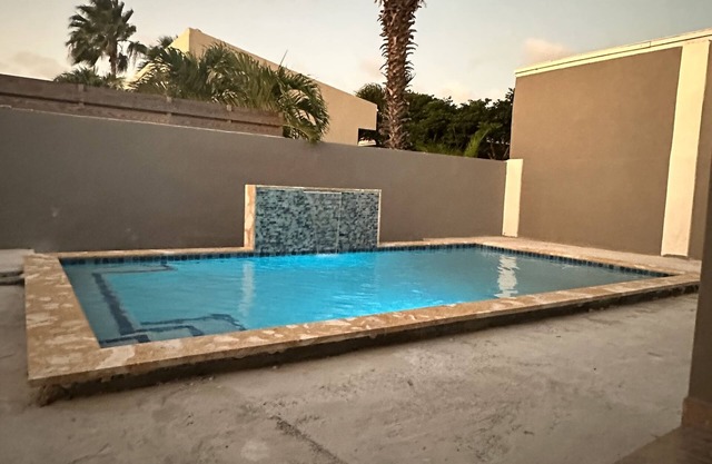 Restful retreat centrally located with private pool near Eagle Beach