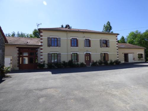 Retraite Champêtre Spacieuse près de Nouart avec Jacuzzi