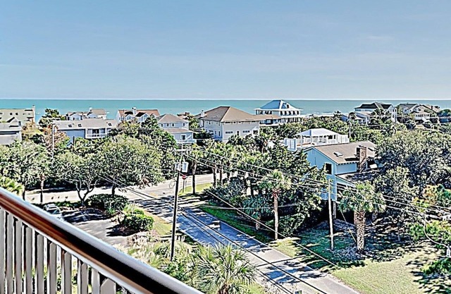 Retreat 615- Great Views, Nicely furnished, Pool, Easy Beach Access